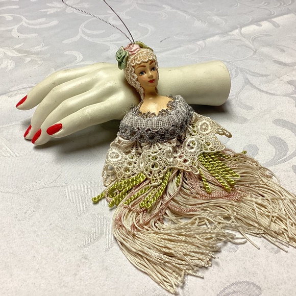 Ladies with Elegance VICTORIAN LADY. MUST SEE - Picture 8 of 9